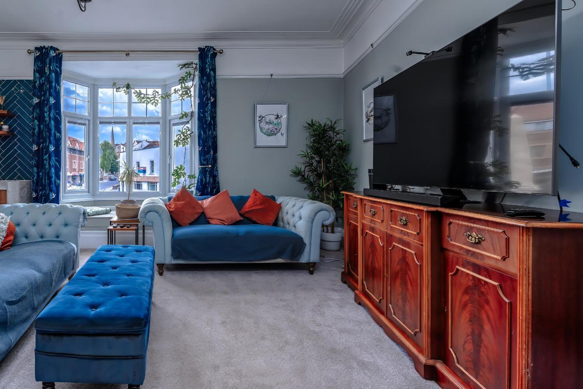 Modern Serviced Apartment: Views Of Village Center 브리스틀 외부 사진